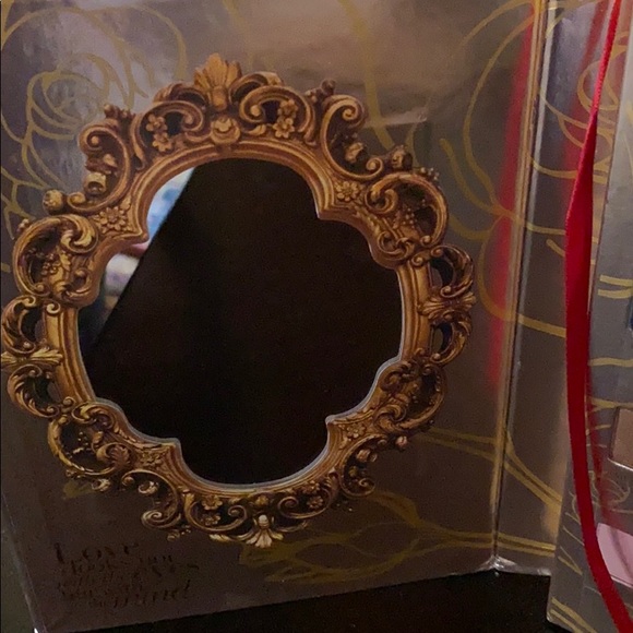 LORAC Los Angeles Beauty and Beast eye shadow - Picture 3 of 4